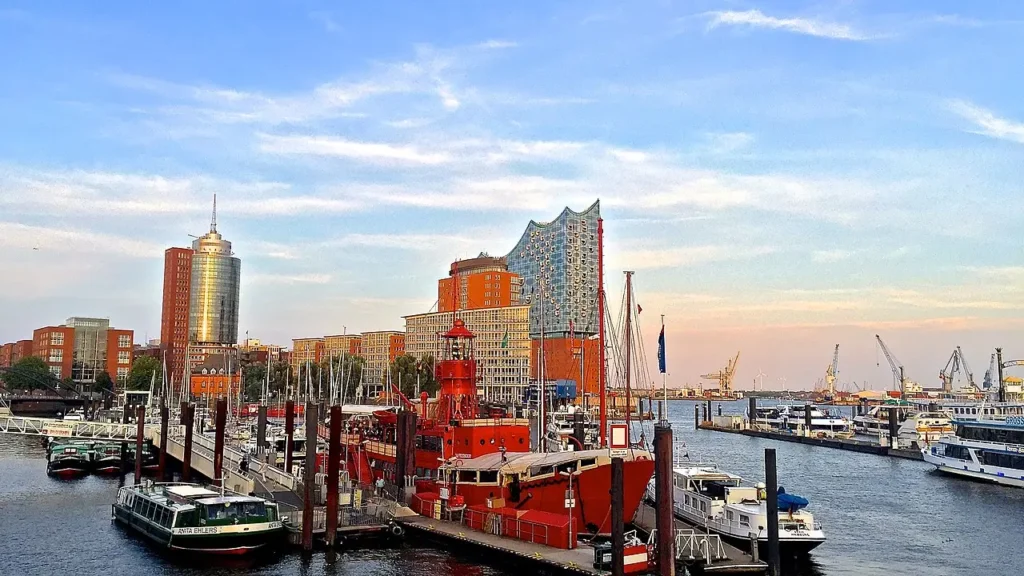 Feuerschiff-Hotel-mit-Restauraunt-und-Bar Feuerschiff Hamburg bei Tageslicht